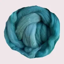 „Wie ein Windstoß vom Meer – frische Farbe auf weicher Wolle“ Türkis und Blau, handgefärbt auf weicher Bio-Merinowolle – für klare Filzprojekte mit dem Duft von Weite und Leichtigkeit.