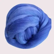 „Ein Hauch von Ruhe – Lavendel in Wolle gefasst“ Handgefärbter Kammzug in Lavendeltönen – weich, duftig und voller Poesie. Für Momente, die nach innen leuchten.