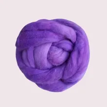 BM-4 Bio-Merinowolle „Veilchenzauber“ – handgefärbter Kammzug