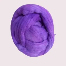 Ein Farbton voller Ausdruck: „Veilchenzauber“ bringt sattes Lila auf weiche Merinowolle – für Deine kraftvollsten Projekte.