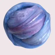 Dieser Kammzug verbindet die Ruhe von Grau mit der Lebendigkeit bunter Akzente – auf glänzender Merino-Seide handgefärbt.