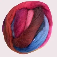 „Mut zur Farbe – Dein Farbenrausch aus Merino“ Farbenfroh, weich, handgefärbt: Dieser Kammzug aus Bio-Merinowolle lädt Dich ein, Deine eigene Farbgeschichte zu gestalten – bunt, wild und wunderschön.