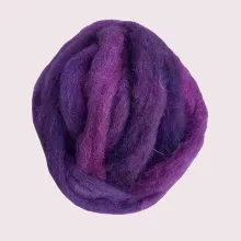 Dieser Kammzug bringt die Kraft der Berge auf Deinen Filztisch – handgefärbt in Violett, auf formstabiler Bergschafwolle.