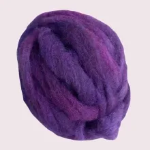 Dieser Kammzug bringt die Kraft der Berge auf Deinen Filztisch – handgefärbt in Violett, auf formstabiler Bergschafwolle.