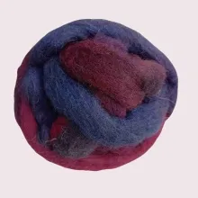 Farben wie aus der Nacht geträumt – dieser Kammzug bringt Leuchtkraft und Tiefe auf formstarke Bergschafwolle.