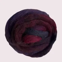 Ein Kammzug mit Kontrast & Tiefe – schwarze Bergschafwolle mit farbigen Funken, handgefärbt für magische Filzmomente