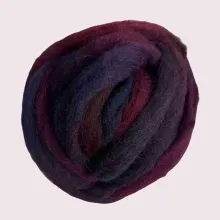 Ein Kammzug mit Kontrast & Tiefe – schwarze Bergschafwolle mit farbigen Funken, handgefärbt für magische Filzmomente