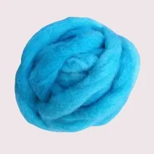 Ein zartes Hellblau auf starker Wolle – „Himmelsblüte“ vereint Weite und Standkraft in einem handgefärbten Kammzug.