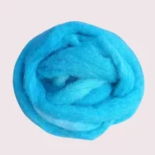 Ein zartes Hellblau auf starker Wolle – „Himmelsblüte“ vereint Weite und Standkraft in einem handgefärbten Kammzug.