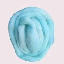 Ein Kammzug wie der Winter: kühl, hell, formstark. Handgefärbt auf robuster Bergschafwolle.