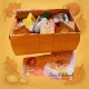 Offene Winterzauber-Materialbox mit sortierten Wollportionen, Projektstickern und zwei Filzland-Karten. Alles liebevoll arrangiert und bereit für Funkenwichtel, Funkenhaus und Tannenbaum. „Ein kleines Winterwunder – liebevoll für dich gepackt.“