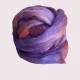 Ein Kammzug wie ein letzter Sonnenstrahl – in warmen Blau-, Lila- und Brauntönen, handgefärbt auf weicher Bio-Merinowolle.