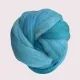Türkis und Blau, handgefärbt auf weicher Bio-Merinowolle – für klare Filzprojekte mit dem Duft von Weite und Leichtigkeit.