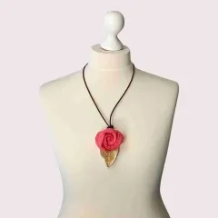 FK-1 Rosenkuss- Filzkette mit Rose & Keramikblatt
