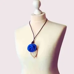 FK-2 Blauhauch- Filzkette mit Rose & Keramikblatt