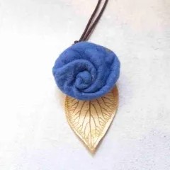 FK-2 Blauhauch- Filzkette mit Rose & Keramikblatt