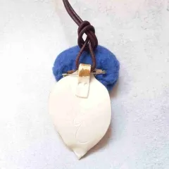 FK-2 Blauhauch- Filzkette mit Rose & Keramikblatt