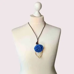 FK-2 Blauhauch- Filzkette mit Rose & Keramikblatt