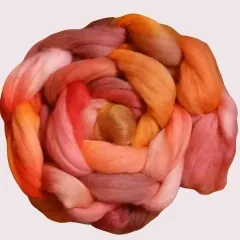 Dieser handgefärbte Kammzug vereint leuchtende Sonnenfarben mit weicher Bio-Merino – für Projekte, die strahlen wollen.
