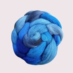 Dieser Kammzug aus Bio-Merinowolle wurde in einem sanften Verlauf von Meeresblau handgefärbt – inspiriert von stillen Tiefen und leisen Gedanken. Ideal zum Filzen, Spinnen & Träumen.