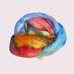 Dieser Kammzug trägt das Licht – in allen Farben. Handgefärbt auf weicher Merino-Seide für farbenfrohe Werke mit Glanz und Seele.