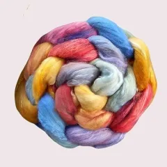 Dieser Kammzug trägt das Licht – in allen Farben. Handgefärbt auf weicher Merino-Seide für farbenfrohe Werke mit Glanz und Seele.