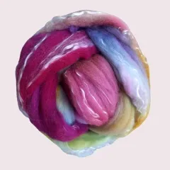 ML-1 Merino-Lyocell „Frostige Regenbogen-Reflexionen“ – handgefärbter Kammzug (70 % Merino / 30 % Lyocell)