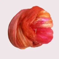 Ein Kammzug wie ein Flammenlied – Rot und Orange auf glänzender Merino-Seide, handgefärbt für besondere Projekte.
