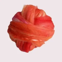Ein Kammzug wie ein Flammenlied – Rot und Orange auf glänzender Merino-Seide, handgefärbt für besondere Projekte.