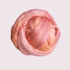 Zarte Farbverläufe und seidiger Glanz vereinen sich im „Rosenblütenzauber“ – handgefärbt auf einer edlen Merino-Lyocell-Mischung.
