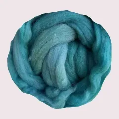 Türkis und Blau, handgefärbt auf weicher Bio-Merinowolle – für klare Filzprojekte mit dem Duft von Weite und Leichtigkeit.