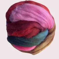 Farbenfroh, weich, handgefärbt: Dieser Kammzug aus Bio-Merinowolle lädt Dich ein, Deine eigene Farbgeschichte zu gestalten – bunt, wild und wunderschön.