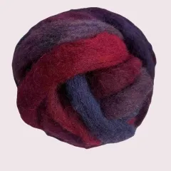 Farben wie aus der Nacht geträumt – dieser Kammzug bringt Leuchtkraft und Tiefe auf formstarke Bergschafwolle.