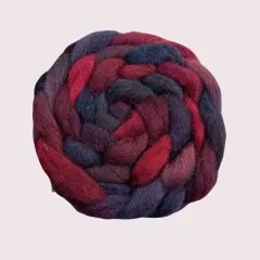 Farben wie aus der Nacht geträumt – dieser Kammzug bringt Leuchtkraft und Tiefe auf formstarke Bergschafwolle.